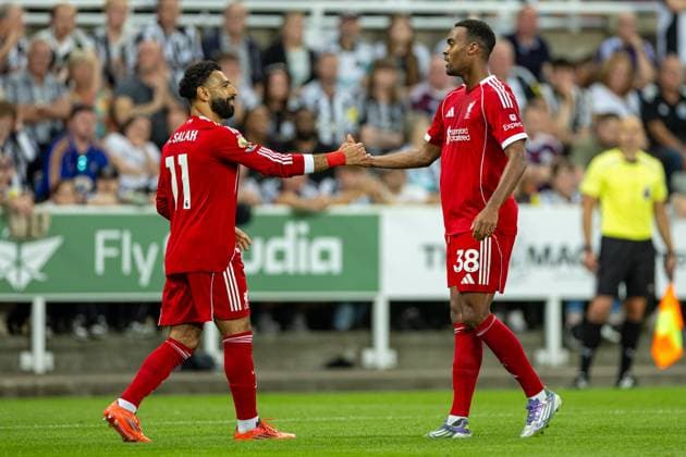 Football - FA Premier League - Newcastle United FC v Liverpool FC NEWCASTLE-UPON-TYNE, ENGLAND - Monday, August 25, 2025: Liverpool s Ryan Gravenberch celebrates after scoring the first goal with teammate Mohamed Salah during the FA Premier League match between Newcastle United FC and Liverpool FC at St James Park. (Photo by David Rawcliffe Propaganda) NEWCASTLE-UPON-TYNE St James Park TYNE AND WEAR ENGLAND  Copyright: xDavidxRawcliffex P2025-08-25-Newcastle_Liverpool-79