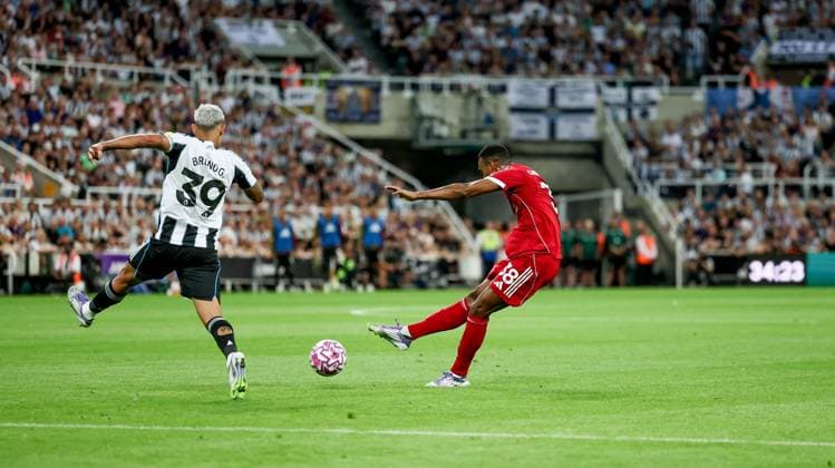 Newcastle United v Liverpool Premier League 25 08 2025. GOAL 0-1 Liverpool midfielder Ryan Gravenberch (38) scores a goal to make the score 0-1 during the Premier League match between Newcastle United and Liverpool at St. James s Park, Newcastle, England on 25 August 2025. Editorial use only DataCo restrictions apply See www.football-dataco.com , Copyright: xSimonxDaviesx PSI-22671-0071