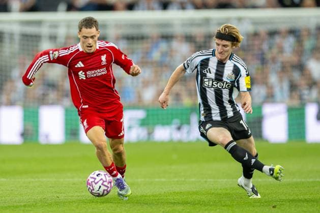 Football - FA Premier League - Newcastle United FC v Liverpool FC NEWCASTLE-UPON-TYNE, ENGLAND - Monday, August 25, 2025: Liverpool s Florian Wirtz is being chased by Newcastle United s Anthony Gordon during the FA Premier League match between Newcastle United FC and Liverpool FC at St James Park. (Photo by David Rawcliffe Propaganda) NEWCASTLE-UPON-TYNE St James Park TYNE AND WEAR ENGLAND  Copyright: xDavidxRawcliffex P2025-08-25-Newcastle_Liverpool-84