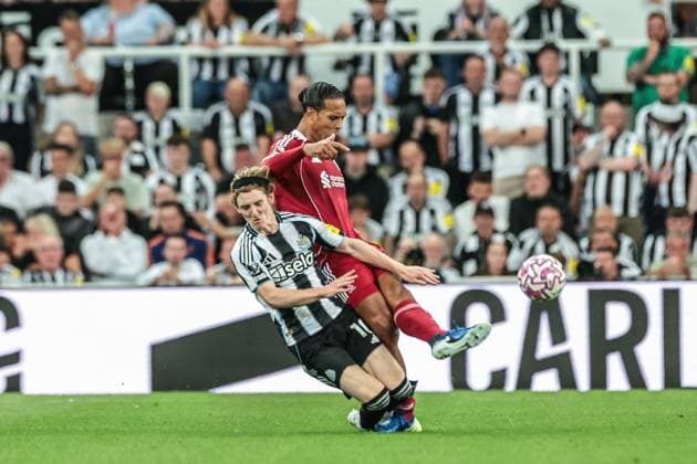 Premier League Newcastle United v Liverpool Anthony Gordon of Newcastle United slides in and fouled Virgil van Dijk of Liverpool and receives a red card after VAR review during the Premier League match Newcastle United vs Liverpool at St. James s Park, Newcastle, United Kingdom, 25th August 2025 (Photo by Mark Cosgrove News Images) Newcastle St. James s Park Tyne and Wear United Kingdom Copyright: xMarkxCosgrove NewsxImagesx