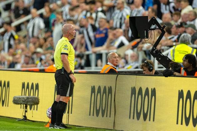 Football - FA Premier League - Newcastle United FC v Liverpool FC NEWCASTLE-UPON-TYNE, ENGLAND - Monday, August 25, 2025: Referee Simon Hooper watching on the VAR monitor the foul on Liverpool s captain Virgil van Dijk by Newcastle United s Anthony Gordon during the FA Premier League match between Newcastle United FC and Liverpool FC at St James Park. (Photo by David Rawcliffe Propaganda) NEWCASTLE-UPON-TYNE St James Park TYNE AND WEAR ENGLAND  Copyright: xDavidxRawcliffex P2025-08-25-Newcastle_Liverpool-86