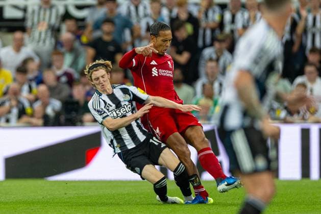 Football - FA Premier League - Newcastle United FC v Liverpool FC NEWCASTLE-UPON-TYNE, ENGLAND - Monday, August 25, 2025: Liverpool s captain Virgil van Dijk is challenged by Newcastle United s Anthony Gordon during the FA Premier League match between Newcastle United FC and Liverpool FC at St James Park. (Photo by David Rawcliffe Propaganda) NEWCASTLE-UPON-TYNE St James Park TYNE AND WEAR ENGLAND  Copyright: xDavidxRawcliffex P2025-08-25-Newcastle_Liverpool-88