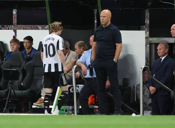 Newcastle Upon Tyne, England, 25th August 2025. Anthony Gordon (L) of Newcastle United sent off after VAR revue on a challenge on Vigil Van Dijk of Liverpool during the Newcastle United vs Liverpool Premier League match at St. James Park, Newcastle Upon Tyne. Picture credit should read: Nigel Roddis Sportimage EDITORIAL USE ONLY. No use with unauthorised audio, video, data, fixture lists, club league logos or live services. Online in-match use limited to 120 images, no video emulation. No use in betting, games or single club league player publications. SPI_026_NR_NEWC_LIVE SPI-4089-0025