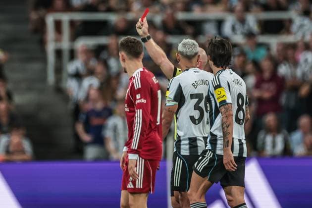 Premier League Newcastle United v Liverpool Referee Simon Hooper gives a red card to Anthony Gordon of Newcastle United after a serious foul on Virgil van Dijk of Liverpool during the Premier League match Newcastle United vs Liverpool at St. James s Park, Newcastle, United Kingdom, 25th August 2025 (Photo by Mark Cosgrove News Images) Newcastle St. James s Park Tyne and Wear United Kingdom Copyright: xMarkxCosgrove NewsxImagesx