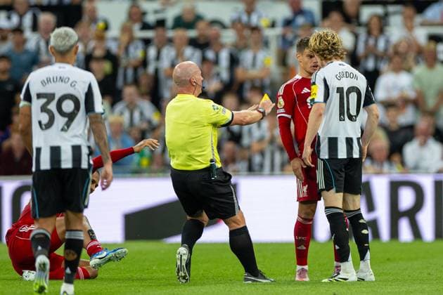 Football - FA Premier League - Newcastle United FC v Liverpool FC NEWCASTLE-UPON-TYNE, ENGLAND - Monday, August 25, 2025: Liverpool s Milos Kerkez confronting Newcastle United s Anthony Gordon after he committed a foul on Liverpool captain Virgil van Dijk as referee Simon Hooper intervenes during the FA Premier League match between Newcastle United FC and Liverpool FC at St James Park. (Photo by David Rawcliffe Propaganda) NEWCASTLE-UPON-TYNE St James Park TYNE AND WEAR ENGLAND  Copyright: xDavidxRawcliffex P2025-08-25-Newcastle_Liverpool-90