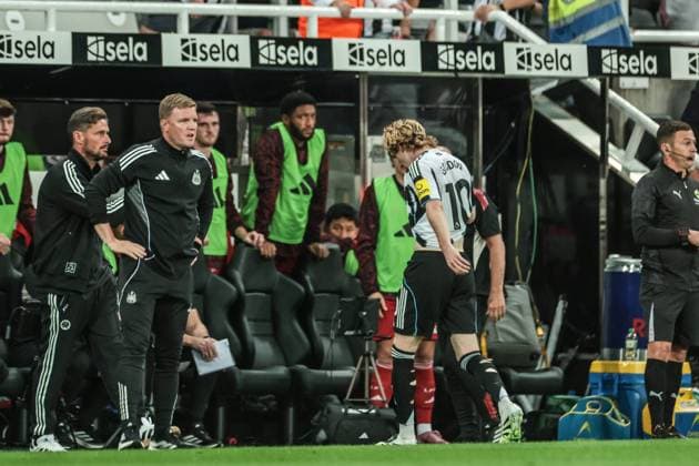 Premier League Newcastle United v Liverpool Anthony Gordon of Newcastle United leaves the field of play after receiving a red card for a serious foul on Virgil van Dijk of Liverpool during the Premier League match Newcastle United vs Liverpool at St. James s Park, Newcastle, United Kingdom, 25th August 2025 (Photo by Mark Cosgrove News Images) Newcastle St. James s Park Tyne and Wear United Kingdom Copyright: xMarkxCosgrove NewsxImagesx