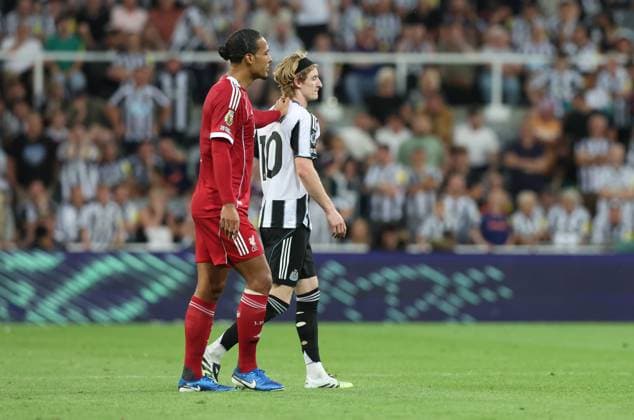Newcastle Upon Tyne, England, 25th August 2025. Anthony Gordon (R) of Newcastle United sent off after VAR revue on a challenge on Vigil Van Dijk of Liverpool during the Newcastle United vs Liverpool Premier League match at St. James Park, Newcastle Upon Tyne. Picture credit should read: Nigel Roddis Sportimage EDITORIAL USE ONLY. No use with unauthorised audio, video, data, fixture lists, club league logos or live services. Online in-match use limited to 120 images, no video emulation. No use in betting, games or single club league player publications. SPI_027_NR_NEWC_LIVE SPI-4089-0027