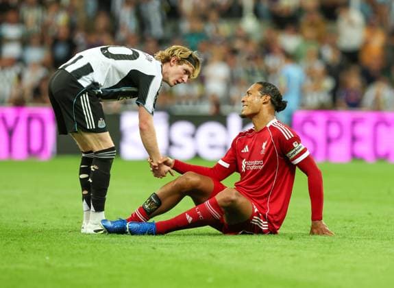 Newcastle Upon Tyne, England, 25th August 2025. Anthony Gordon (L) of Newcastle United sent off after VAR revue on a challenge on Vigil Van Dijk of Liverpool during the Newcastle United vs Liverpool Premier League match at St. James Park, Newcastle Upon Tyne. Picture credit should read: Nigel Roddis Sportimage EDITORIAL USE ONLY. No use with unauthorised audio, video, data, fixture lists, club league logos or live services. Online in-match use limited to 120 images, no video emulation. No use in betting, games or single club league player publications. SPI_028_NR_NEWC_LIVE SPI-4089-0028