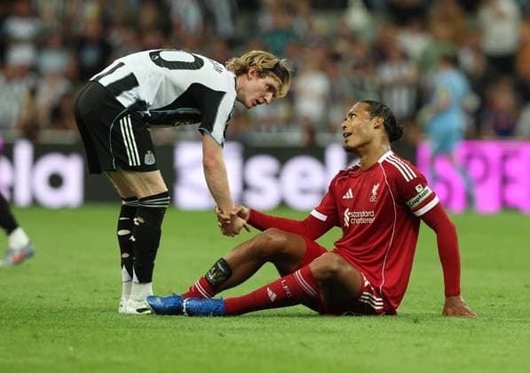 Newcastle Upon Tyne, England, 25th August 2025. Anthony Gordon (L) of Newcastle United sent off after VAR revue on a challenge on Vigil Van Dijk of Liverpool during the Newcastle United vs Liverpool Premier League match at St. James Park, Newcastle Upon Tyne. Picture credit should read: Nigel Roddis Sportimage EDITORIAL USE ONLY. No use with unauthorised audio, video, data, fixture lists, club league logos or live services. Online in-match use limited to 120 images, no video emulation. No use in betting, games or single club league player publications. SPI_029_NR_NEWC_LIVE SPI-4089-0029
