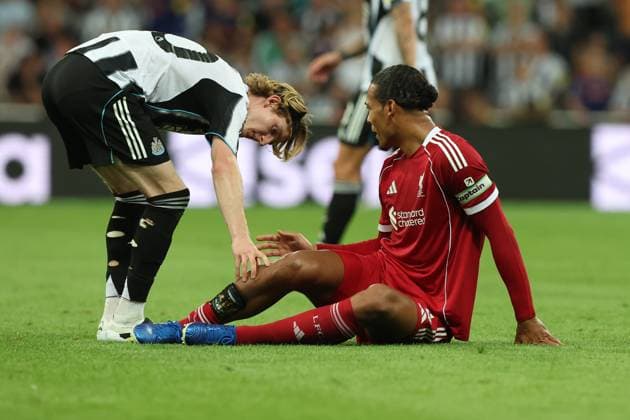 Newcastle Upon Tyne, England, 25th August 2025. Anthony Gordon (L) of Newcastle United sent off after VAR revue on a challenge on Vigil Van Dijk of Liverpool during the Newcastle United vs Liverpool Premier League match at St. James Park, Newcastle Upon Tyne. Picture credit should read: Nigel Roddis Sportimage EDITORIAL USE ONLY. No use with unauthorised audio, video, data, fixture lists, club league logos or live services. Online in-match use limited to 120 images, no video emulation. No use in betting, games or single club league player publications. SPI_030_NR_NEWC_LIVE SPI-4089-0030