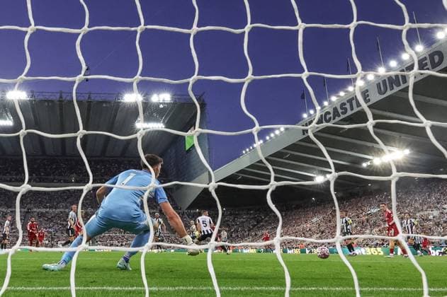 Premier League Newcastle United v Liverpool Ryan Gravenberch of Liverpool scores to make it 0-1 during the Premier League match Newcastle United vs Liverpool at St. James s Park, Newcastle, United Kingdom, 25th August 2025 (Photo by Mark Cosgrove News Images) Newcastle St. James s Park Tyne and Wear United Kingdom Copyright: xMarkxCosgrove NewsxImagesx