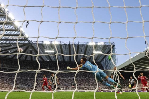 Premier League Newcastle United v Liverpool Nick Pope of Newcastle Untied makes a save during the Premier League match Newcastle United vs Liverpool at St. James s Park, Newcastle, United Kingdom, 25th August 2025 (Photo by Mark Cosgrove News Images) Newcastle St. James s Park Tyne and Wear United Kingdom Copyright: xMarkxCosgrove NewsxImagesx