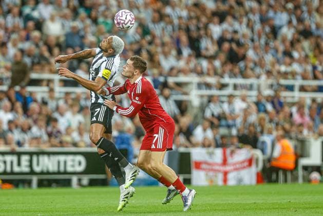 Joelinton of Newcastle United and Florian Wirtz of Liverpool fight for possession during a premier League 2025 26 match between Newcastle United and Liverpool at St James park in Newcastle-upon-Tyne, England Copyright: xRichardxCallis SportsxPressxPhotx Sportspressphoto_SPR16366