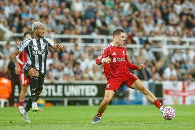 Joelinton of Newcastle United and Florian Wirtz of Liverpool fight for possession during a premier League 2025 26 match between Newcastle United and Liverpool at St James park in Newcastle-upon-Tyne, England Copyright: xRichardxCallis SportsxPressxPhotx Sportspressphoto_SPR16367