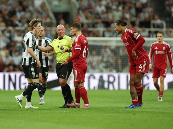 Newcastle Upon Tyne, England, 25th August 2025. Anthony Gordon (L) of Newcastle United sent off after VAR revue on a challenge on Vigil Van Dijk of Liverpool during the Newcastle United vs Liverpool Premier League match at St. James Park, Newcastle Upon Tyne. Picture credit should read: Nigel Roddis Sportimage EDITORIAL USE ONLY. No use with unauthorised audio, video, data, fixture lists, club league logos or live services. Online in-match use limited to 120 images, no video emulation. No use in betting, games or single club league player publications. SPI_032_NR_NEWC_LIVE SPI-4089-0032