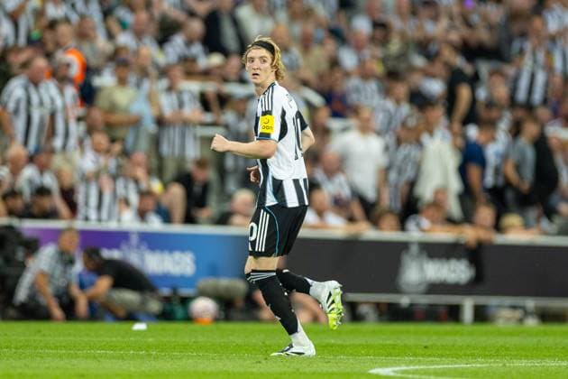 Football - FA Premier League - Newcastle United FC v Liverpool FC NEWCASTLE-UPON-TYNE, ENGLAND - Monday, August 25, 2025: Newcastle United s Anthony Gordon walking off after recieving a red card during the FA Premier League match between Newcastle United FC and Liverpool FC at St James Park. (Photo by David Rawcliffe Propaganda) NEWCASTLE-UPON-TYNE St James Park TYNE AND WEAR ENGLAND  Copyright: xDavidxRawcliffex P2025-08-25-Newcastle_Liverpool-99