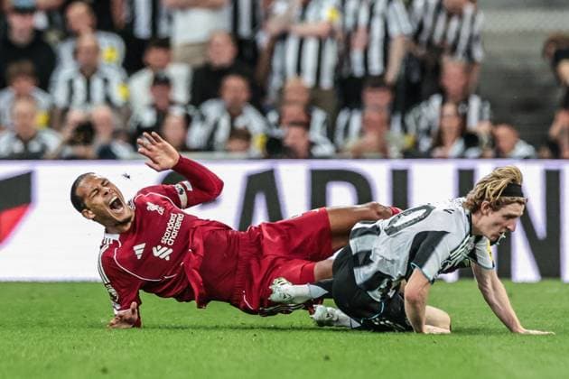 Premier League Newcastle United v Liverpool Anthony Gordon of Newcastle United slides in and fouled Virgil van Dijk of Liverpool and receives a red card after VAR review during the Premier League match Newcastle United vs Liverpool at St. James s Park, Newcastle, United Kingdom, 25th August 2025 (Photo by Mark Cosgrove News Images) Newcastle St. James s Park Tyne and Wear United Kingdom Copyright: xMarkxCosgrove NewsxImagesx