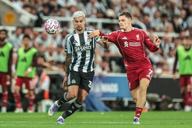 Premier League Newcastle United v Liverpool Bruno Guimaraes of Newcastle United and Florian Wirtz of Liverpool battle for the ball during the Premier League match Newcastle United vs Liverpool at St. James s Park, Newcastle, United Kingdom, 25th August 2025 (Photo by Mark Cosgrove News Images) Newcastle St. James s Park Tyne and Wear United Kingdom Copyright: xMarkxCosgrove NewsxImagesx