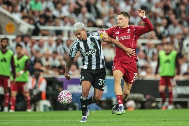 Premier League Newcastle United v Liverpool Bruno Guimaraes of Newcastle United and Florian Wirtz of Liverpool battle for the ball during the Premier League match Newcastle United vs Liverpool at St. James s Park, Newcastle, United Kingdom, 25th August 2025 (Photo by Mark Cosgrove News Images) Newcastle St. James s Park Tyne and Wear United Kingdom Copyright: xMarkxCosgrove NewsxImagesx