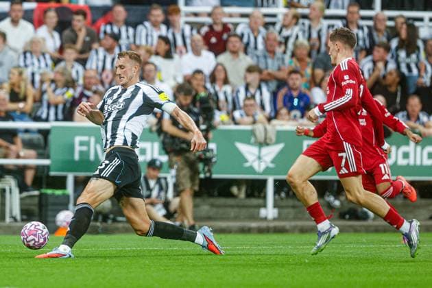 Dan Burn of Newcastle United chased by Florian Wirtz of Liverpool during a premier League 2025 26 match between Newcastle United and Liverpool at St James park in Newcastle-upon-Tyne, England Copyright: xRichardxCallis SportsxPressxPhotx Sportspressphoto_SPR16383