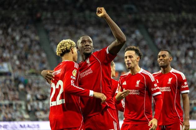 Football - FA Premier League - Newcastle United FC v Liverpool FC NEWCASTLE-UPON-TYNE, ENGLAND - Monday, August 25, 2025: Liverpool s Hugo Ekitike celebrates after scoring the second goal with teammate Ibrahima KonatÃ during the FA Premier League match between Newcastle United FC and Liverpool FC at St James Park. (Photo by David Rawcliffe Propaganda) NEWCASTLE-UPON-TYNE St James Park TYNE AND WEAR ENGLAND  Copyright: xDavidxRawcliffex P2025-08-25-Newcastle_Liverpool-103