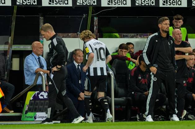 Football - FA Premier League - Newcastle United FC v Liverpool FC NEWCASTLE-UPON-TYNE, ENGLAND - Monday, August 25, 2025: Newcastle United s Anthony Gordon off the pitch following his sending off on a foul on Liverpool s captain Virgil van Dijk during the FA Premier League match between Newcastle United FC and Liverpool FC at St James Park. (Photo by David Rawcliffe Propaganda) NEWCASTLE-UPON-TYNE St James Park TYNE AND WEAR ENGLAND  Copyright: xDavidxRawcliffex P2025-08-25-Newcastle_Liverpool-108
