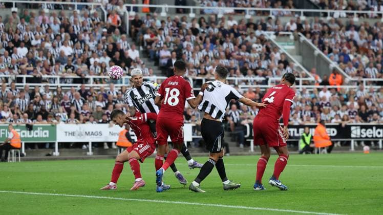 Newcastle United v Liverpool Premier League 25 08 2025. GOAL 1-2 Newcastle United midfielder Bruno Guimaraes (39) scores a goal to make the score 1-2 during the Premier League match between Newcastle United and Liverpool at St. James s Park, Newcastle, England on 25 August 2025. Editorial use only DataCo restrictions apply See www.football-dataco.com , Copyright: xSimonxDaviesx PSI-22671-0086