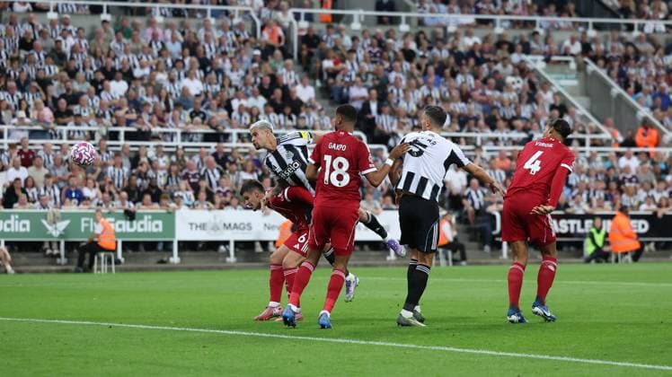 Newcastle United v Liverpool Premier League 25 08 2025. GOAL 1-2 Newcastle United midfielder Bruno Guimaraes (39) scores a goal to make the score 1-2 during the Premier League match between Newcastle United and Liverpool at St. James s Park, Newcastle, England on 25 August 2025. Editorial use only DataCo restrictions apply See www.football-dataco.com , Copyright: xSimonxDaviesx PSI-22671-0090