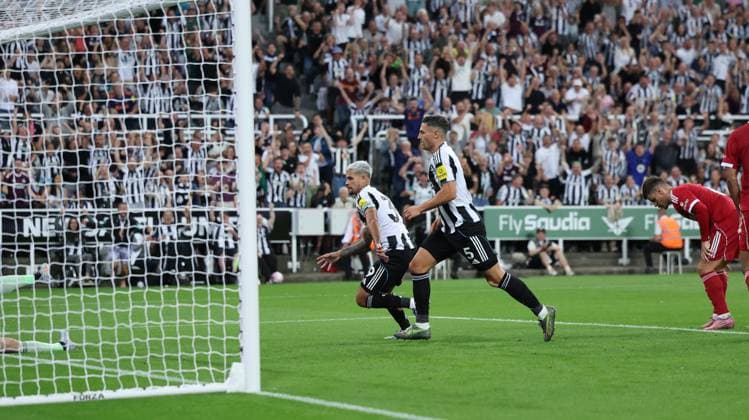 Newcastle United v Liverpool Premier League 25 08 2025. GOAL 1-2 Newcastle United midfielder Bruno Guimaraes (39) scores a goal to make the score 1-2 during the Premier League match between Newcastle United and Liverpool at St. James s Park, Newcastle, England on 25 August 2025. Editorial use only DataCo restrictions apply See www.football-dataco.com , Copyright: xSimonxDaviesx PSI-22671-0091