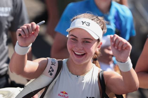 Iva Jovic (USA) jubelt mit den Fans, US Open Championships 2023, USTA Billie Jean King National Tennis Center, Flushing Meadows, New York, USA . Copyright: xJuergenxHasenkopfx