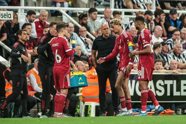 Premier League Newcastle United v Liverpool Arne Slot Manager of Liverpool gives instructions to Hugo Ekitike of Liverpool during a break in play during the Premier League match Newcastle United vs Liverpool at St. James s Park, Newcastle, United Kingdom, 25th August 2025 (Photo by Mark Cosgrove News Images) Newcastle St. James s Park Tyne and Wear United Kingdom Copyright: xMarkxCosgrove NewsxImagesx
