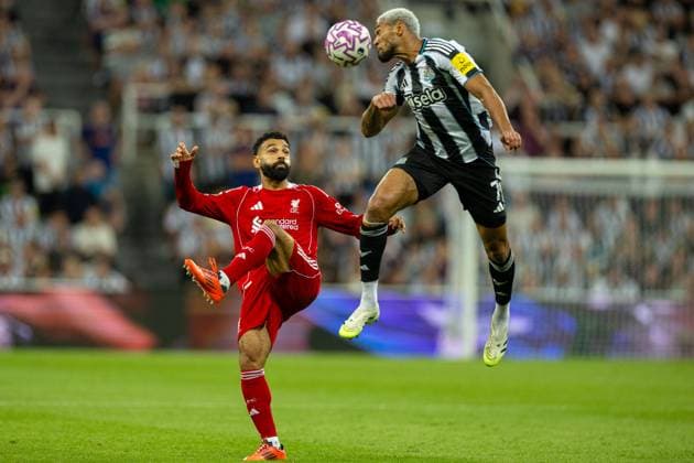 Football - FA Premier League - Newcastle United FC v Liverpool FC NEWCASTLE-UPON-TYNE, ENGLAND - Monday, August 25, 2025: Liverpool s Mohamed Salah is challenging Newcastle United s Joelinton Cassio Apolinario de Lira during the FA Premier League match between Newcastle United FC and Liverpool FC at St James Park. (Photo by David Rawcliffe Propaganda) NEWCASTLE-UPON-TYNE St James Park TYNE AND WEAR ENGLAND  Copyright: xDavidxRawcliffex P2025-08-25-Newcastle_Liverpool-121