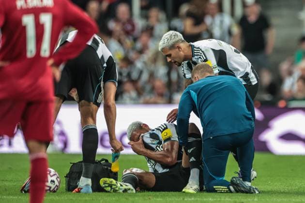Premier League Newcastle United v Liverpool Joelinton of Newcastle United screams in agony after being fouled by Ryan Gravenberch of Liverpool during the Premier League match Newcastle United vs Liverpool at St. James s Park, Newcastle, United Kingdom, 25th August 2025 (Photo by Mark Cosgrove News Images) Newcastle St. James s Park Tyne and Wear United Kingdom Copyright: xMarkxCosgrove NewsxImagesx