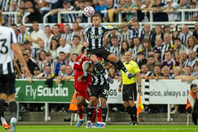 Football - FA Premier League - Newcastle United FC v Liverpool FC NEWCASTLE-UPON-TYNE, ENGLAND - Monday, August 25, 2025: Newcastle United s captain Bruno Guimaraes is challenged by his teammateKieran Trippier the FA Premier League match between Newcastle United FC and Liverpool FC at St James Park. (Photo by David Rawcliffe Propaganda) NEWCASTLE-UPON-TYNE St James Park TYNE AND WEAR ENGLAND  Copyright: xDavidxRawcliffex P2025-08-25-Newcastle_Liverpool-123