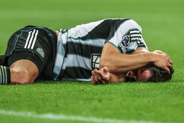 Premier League Newcastle United v Liverpool Fabian Schär of Newcastle United on the floor with a head injury during the Premier League match Newcastle United vs Liverpool at St. James s Park, Newcastle, United Kingdom, 25th August 2025 (Photo by Mark Cosgrove News Images) Newcastle St. James s Park Tyne and Wear United Kingdom Copyright: xMarkxCosgrove NewsxImagesx
