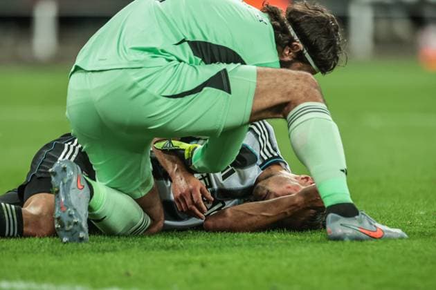Premier League Newcastle United v Liverpool Alisson Becker of Liverpool checks on Fabian Schär of Newcastle United as he is left on the floor with a head injury during the Premier League match Newcastle United vs Liverpool at St. James s Park, Newcastle, United Kingdom, 25th August 2025 (Photo by Mark Cosgrove News Images) Newcastle St. James s Park Tyne and Wear United Kingdom Copyright: xMarkxCosgrove NewsxImagesx