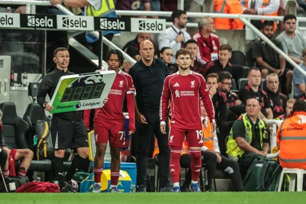 Premier League Newcastle United v Liverpool Harvey Elliott of Liverpool and Rio Ngumoha (turns 17 on the 29th August) of Liverpool are subbed on during the Premier League match Newcastle United vs Liverpool at St. James s Park, Newcastle, United Kingdom, 25th August 2025 (Photo by Mark Cosgrove News Images) Newcastle St. James s Park Tyne and Wear United Kingdom Copyright: xMarkxCosgrove NewsxImagesx