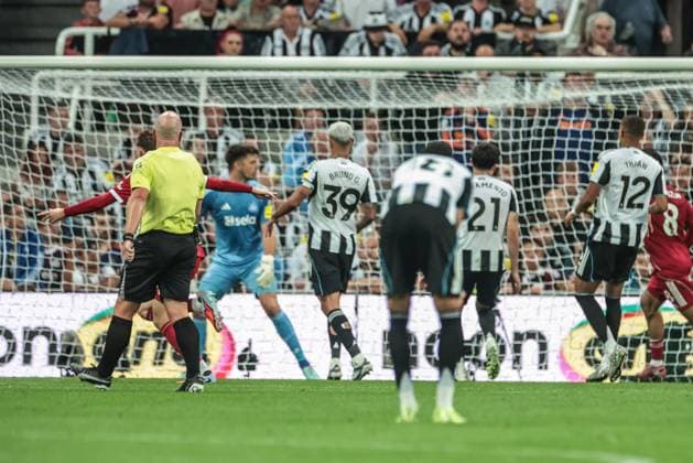 Premier League Newcastle United v Liverpool Rio Ngumoha of Liverpool scores to make it 2-3 at the age of 16 years old (17 on the 29th August) during the Premier League match Newcastle United vs Liverpool at St. James s Park, Newcastle, United Kingdom, 25th August 2025 (Photo by Mark Cosgrove News Images) Newcastle St. James s Park Tyne and Wear United Kingdom Copyright: xMarkxCosgrove NewsxImagesx