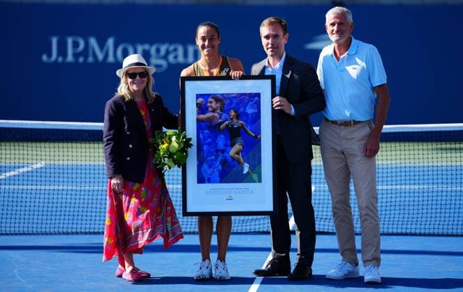 A special presentation for Caroline Garcia after she officially retired from professional tennis following her first round defeat to Kamilla Rakhimova 2025 US Open, Day Two, USTA Billie Jean King National Tennis Center, New York, USA - 25 Aug 2025New York USTA Billie Jean King National T New York (NY) United States of America  Copyright: xJavierxGarcia Shutterstockx 15451864bp