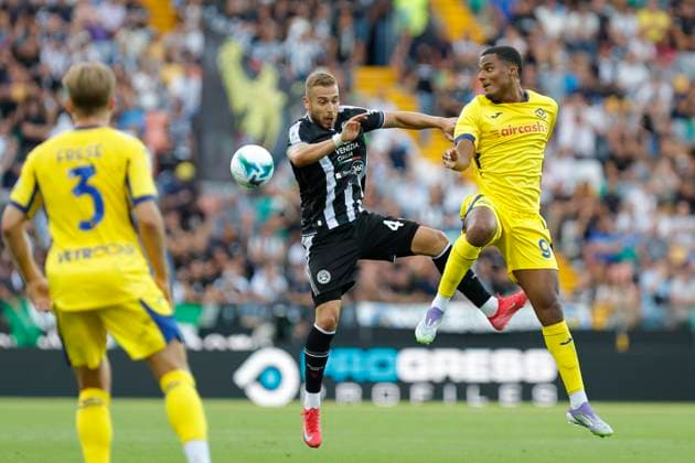 August 25, 2025, Udine, Friuli Venezia Giulia, Italy: Udinese s SANDI LOVRIC in action against Hellas Verona s AMIN SARR during the Italian Serie A Enilive soccer championship football match between Udinese and Hellas Verona at Bluenergy Stadium. Udine Italy - ZUMAr199 20250825_zsp_r199_018 Copyright: xMattiaxRadonix