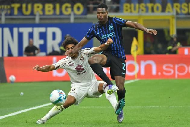 Valentino Lazaro of Torino,Denzel Dumfries of Inter during the serie A match between FC Inter v Torino FC at San Siro stadium Mattia Vian during Inter - FC Internazionale vs Torino FC, Italian soccer Serie A match in Milan, Italy, August 25 2025  Copyright: xMattiaxVian IPAxSportx xipa-agency.netx xx IPA_63247445 IPA_Agency_IPA63247445