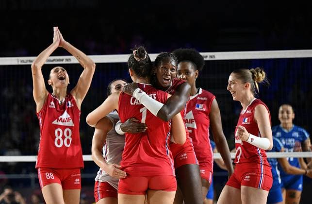 (250826) -- CHIANG MAI, Aug. 26, 2025 -- Players of France celebrate scoring during the Preliminary Phase Pool C match between France and Greece at the Volleyball Women s World Championship, WM, Weltmeisterschaft in Chiang Mai, Thailand, Aug. 26, 2025. ) (SP)THAILAND-CHIANG MAI-VOLLEYBALL-WOMEN S WORLD CHAMPIONSHIP-FRANCE VS GREECE HouxZhaokang 