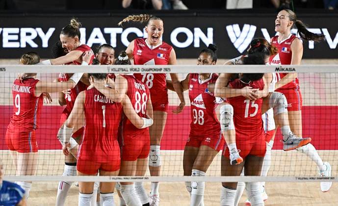 (250826) -- CHIANG MAI, Aug. 26, 2025 -- Players of France (top) celebrate after winning the Preliminary Phase Pool C match between France and Greece at the Volleyball Women s World Championship, WM, Weltmeisterschaft in Chiang Mai, Thailand, Aug. 26, 2025. ) (SP)THAILAND-CHIANG MAI-VOLLEYBALL-WOMEN S WORLD CHAMPIONSHIP-FRANCE VS GREECE HouxZhaokang 