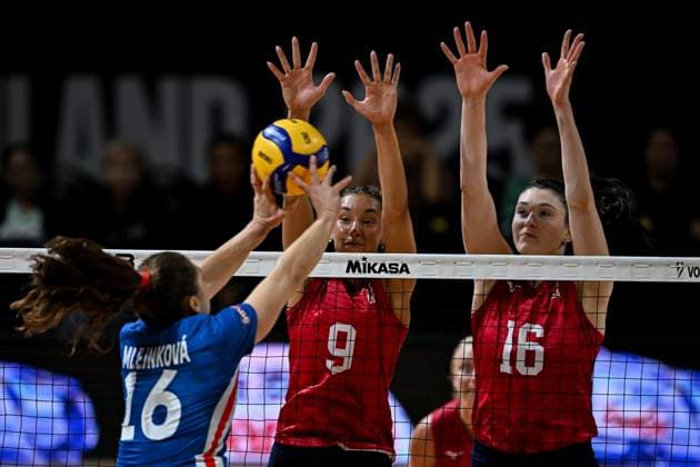 USA - Czechia - FIVB Women s Volleyball World Championship, WM, Weltmeisterschaft NAKHON RATCHASIMA, THAILAND - AUGUST 26: Madisen Skinner (9) and Dana Rettke (16) of USA in action during the FIVB Women s Volleyball World Championship match between USA and Czechia at Korat Chatchai Hall in Nakhon Ratchasima, Thailand, on August 26, 2025. Mustafa Hatipoglu Anadolu Nakhon Ratchasima Thailand. Editorial use only. Please get in touch for any other usage.  Copyright: x2025xAnadoluxMustafaxHatipoglux