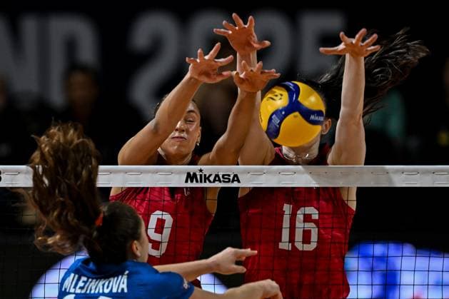 USA - Czechia - FIVB Women s Volleyball World Championship, WM, Weltmeisterschaft NAKHON RATCHASIMA, THAILAND - AUGUST 26: Madisen Skinner (9) and Dana Rettke (16) of USA in action during the FIVB Women s Volleyball World Championship match between USA and Czechia at Korat Chatchai Hall in Nakhon Ratchasima, Thailand, on August 26, 2025. Mustafa Hatipoglu Anadolu Nakhon Ratchasima Thailand. Editorial use only. Please get in touch for any other usage.  Copyright: x2025xAnadoluxMustafaxHatipoglux