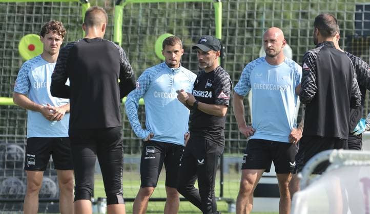 Trainer Stefan Leitl redet mit der Mannschaft Fußball Fussball Saison 2025 2026 2. Bundesliga Herren DFL 26.08.2025 Training Hertha BSC Berlin DFL regulations prohibit any use of photographs as image sequences and or quasi-video.