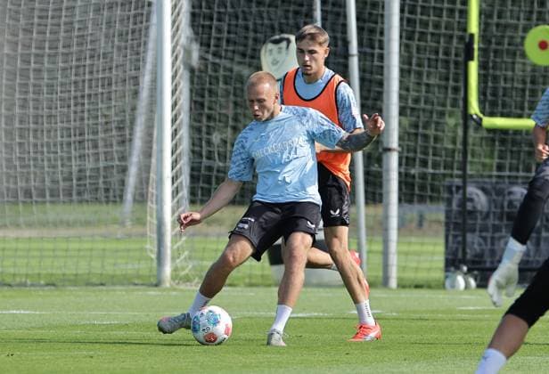 Jon Dagur Thorsteinsson, Pascal Klemens Zweikampf Spielszene Aktion Fußball Fussball Saison 2025 2026 2. Bundesliga Herren DFL 26.08.2025 Training Hertha BSC Berlin DFL regulations prohibit any use of photographs as image sequences and or quasi-video.