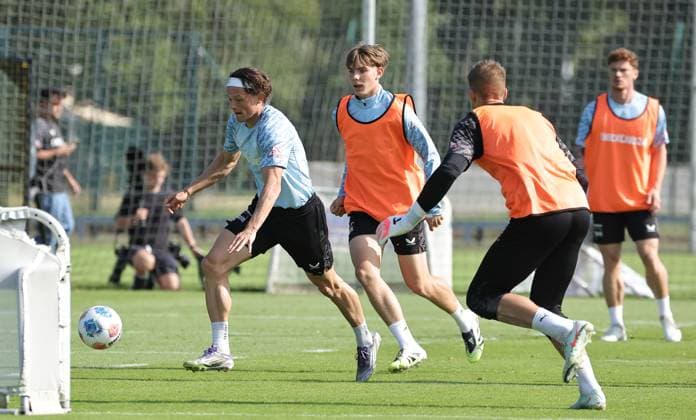 Fabian Reese am Ball, Kennet Eichhorn Zweikampf Spielszene Aktion Fußball Fussball Saison 2025 2026 2. Bundesliga Herren DFL 26.08.2025 Training Hertha BSC Berlin DFL regulations prohibit any use of photographs as image sequences and or quasi-video.