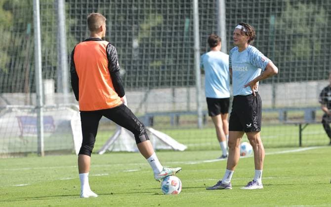 Fabian Reese redet mit Torwart Dennis Smarsch Fußball Fussball Saison 2025 2026 2. Bundesliga Herren DFL 26.08.2025 Training Hertha BSC Berlin DFL regulations prohibit any use of photographs as image sequences and or quasi-video.