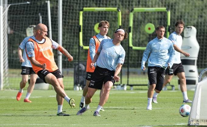 Toni Leistner, Fabian Reese Zweikampf Spielszene Aktion Fußball Fussball Saison 2025 2026 2. Bundesliga Herren DFL 26.08.2025 Training Hertha BSC Berlin DFL regulations prohibit any use of photographs as image sequences and or quasi-video.